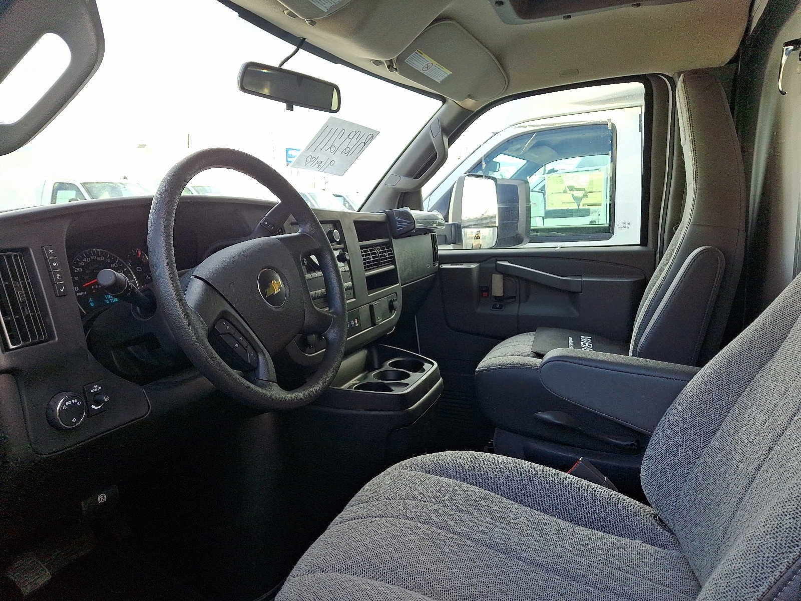 2024 Chevrolet Express Cutaway 3500 1WT