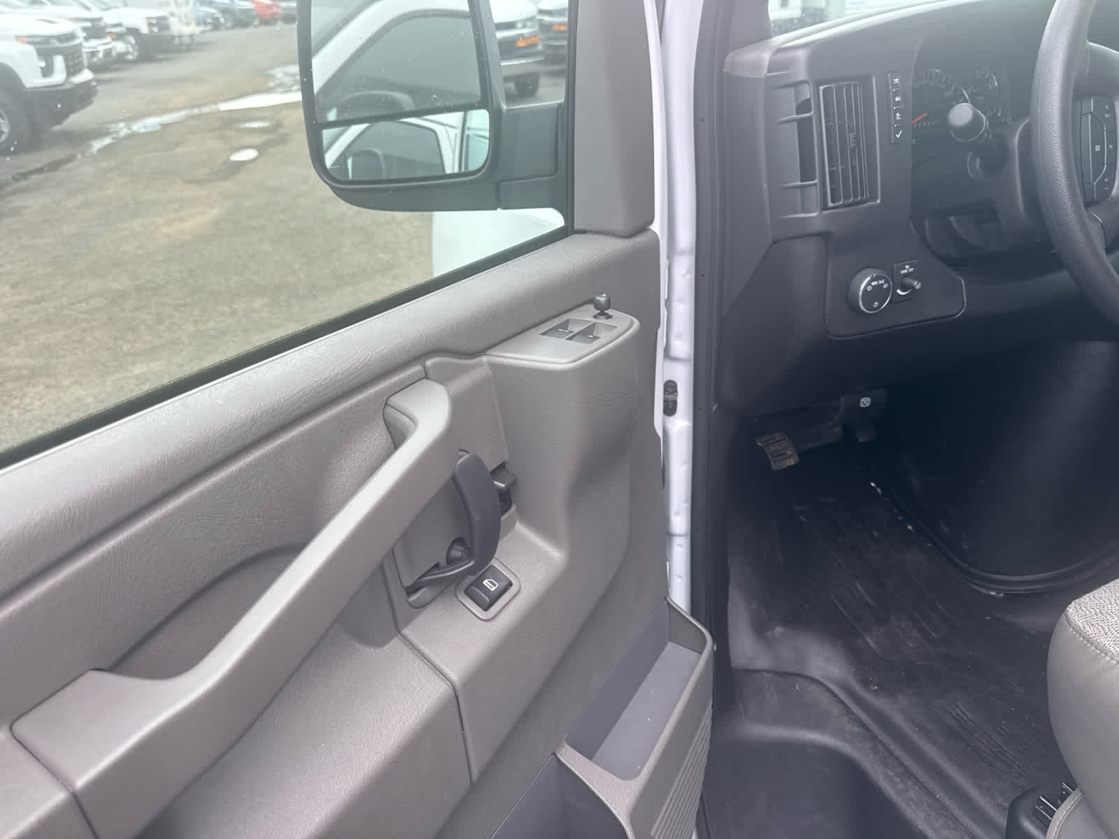 2025 Chevrolet Express Cutaway 3500 1WT