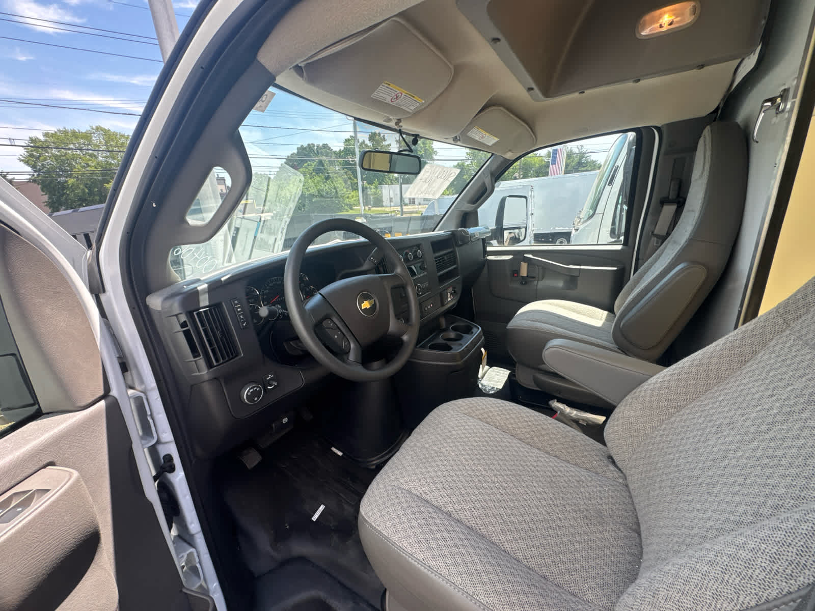 2025 Chevrolet Express Cutaway 3500 1WT