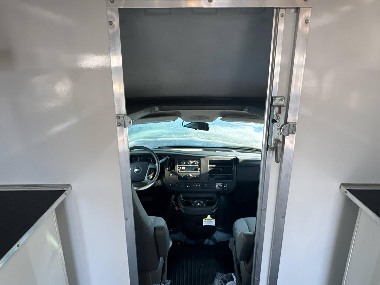 2025 Chevrolet Express Cutaway 3500 1WT