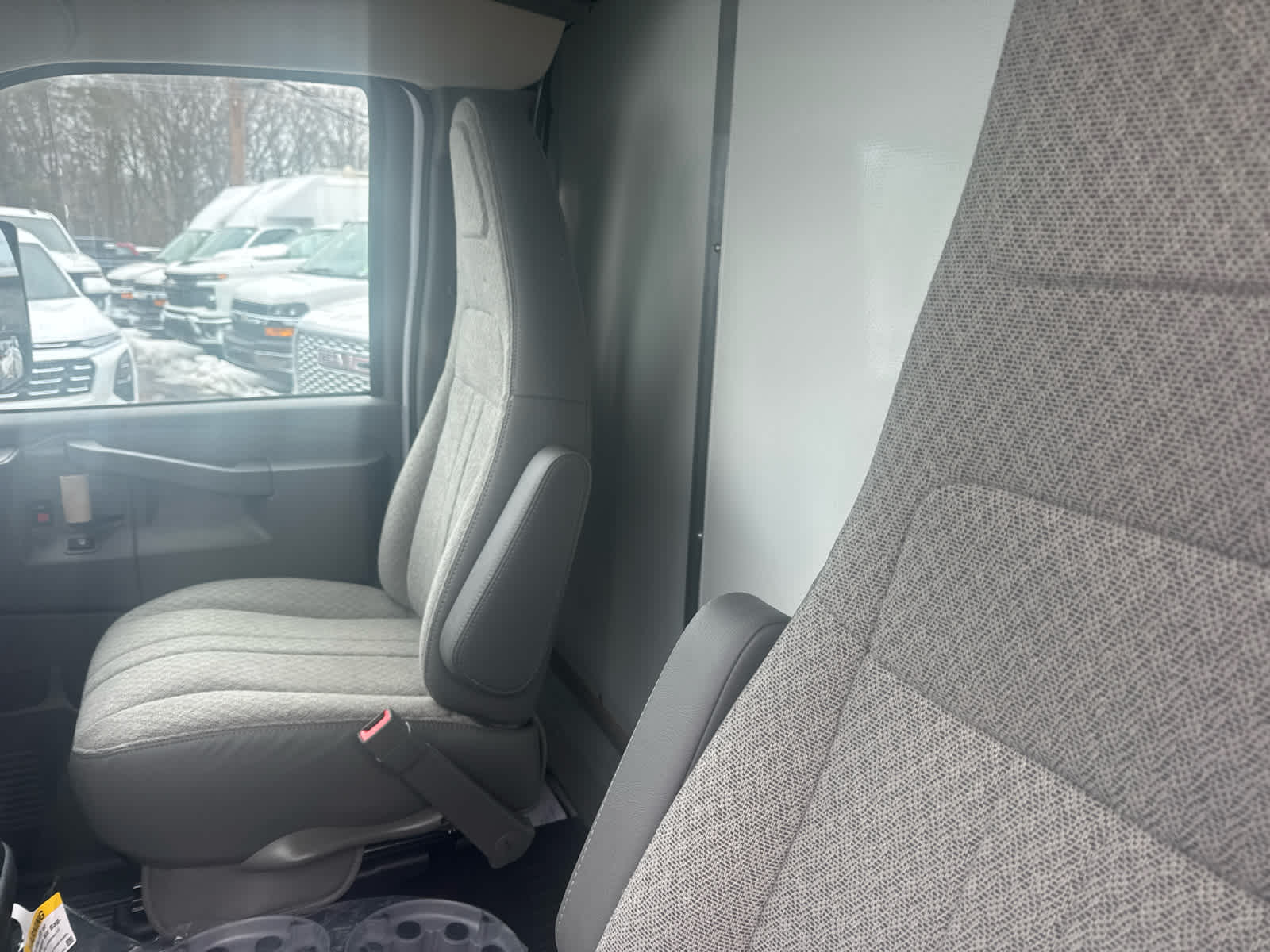 2025 Chevrolet Express Cutaway 3500 1WT